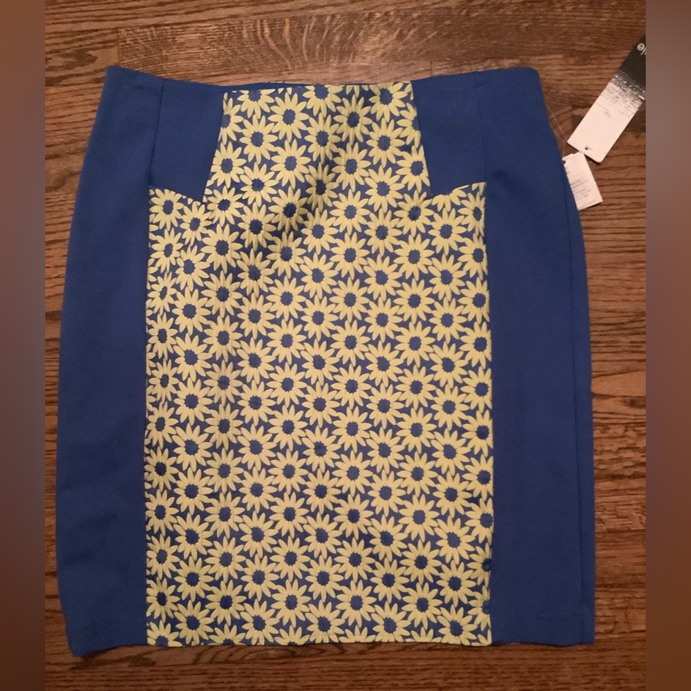 NWT Kensie Floral Daisy Skirt